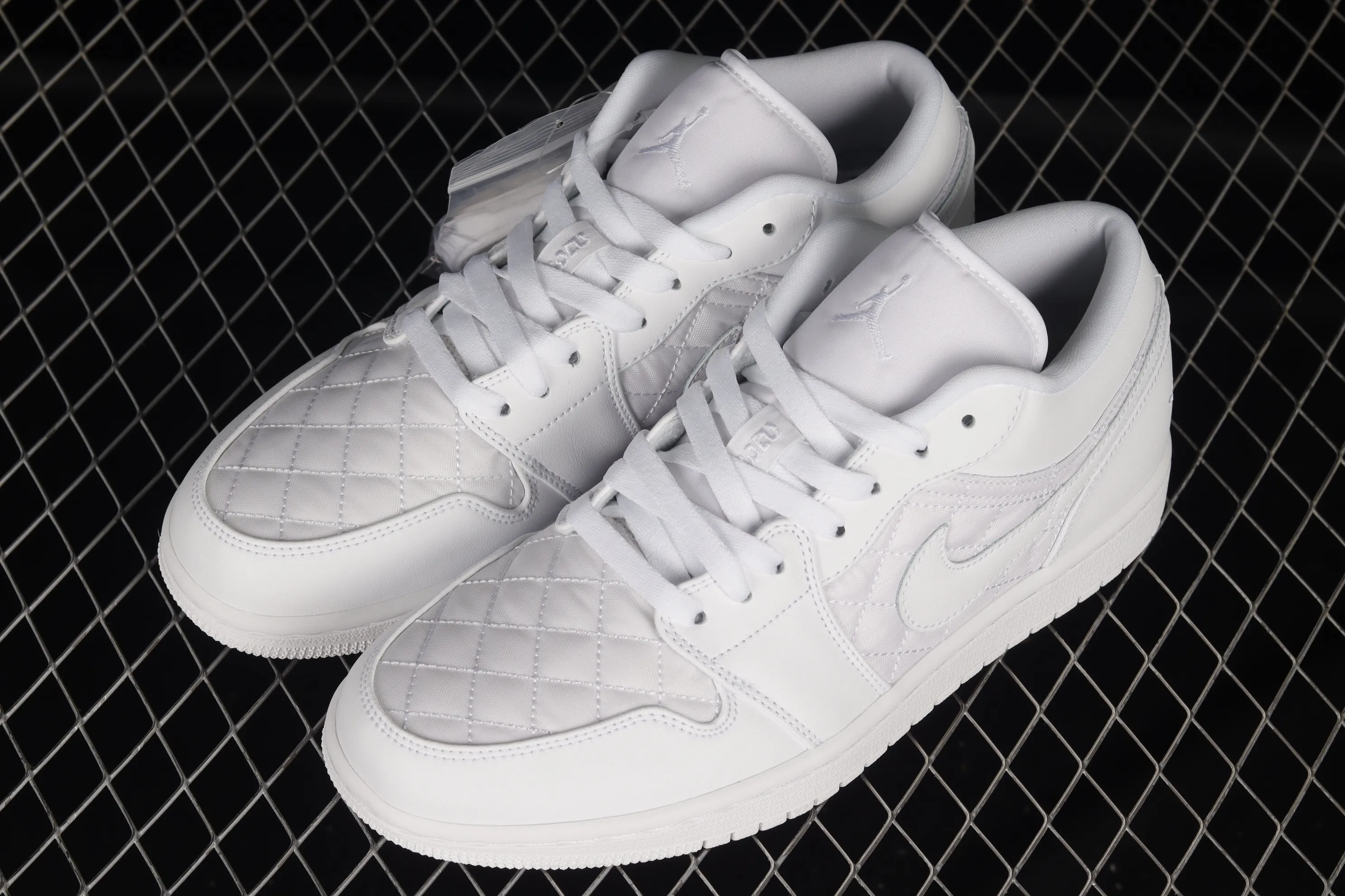 All categories Air Jordan Jordan series basketball shoes Air Jordan 1 Low Air Jordan 1 Low Quilted "Triple White" AJ1 Joe 1 all white low-top basketball shoes DB6480-100